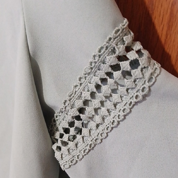 Elegant Mint Green Women's Top with Flared Sleeves - Picture 5 of 6